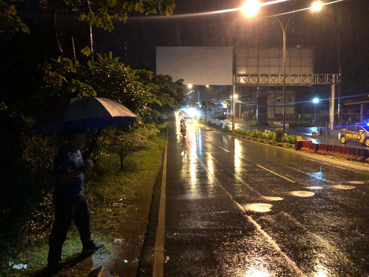 Paling Populer 28 Gambar Hujan  Malam  Hari  Di  Jalan Arka 