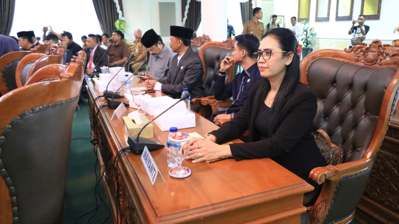 Anggota DPRD Kota Tanjungpinang saat mengikuti rapat paripurna agenda penyampaian Walikota Tanjungpinang atas nota pengantar KUA-PPAS APBD Tahun Anggaran 2020, Senin (11/11/2019)