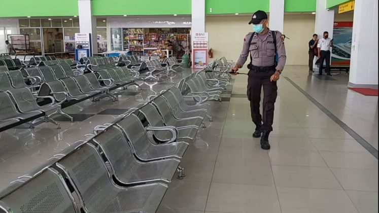 Polres Tanjungpinang Semprot Lagi Disinfektan Kapal 