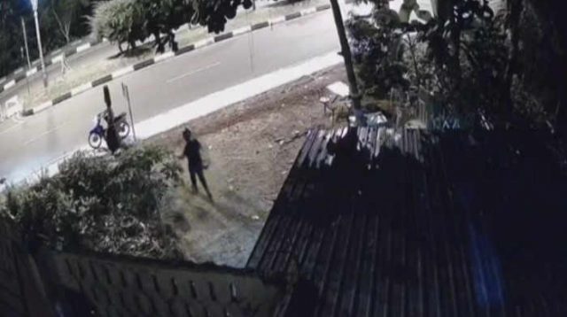 Dua Pria Terekam CCTV