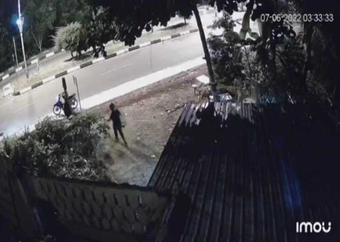 Dua Pria Terekam CCTV