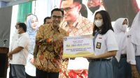 IMG-20230503-WA0008-696x464 Ketua Komisi II DPRD Kepulauan Riau, Wahyu Wahyudin saat menyerahkan bantuan transportasi kepada pelajar SMA sederajat di Kota Batam