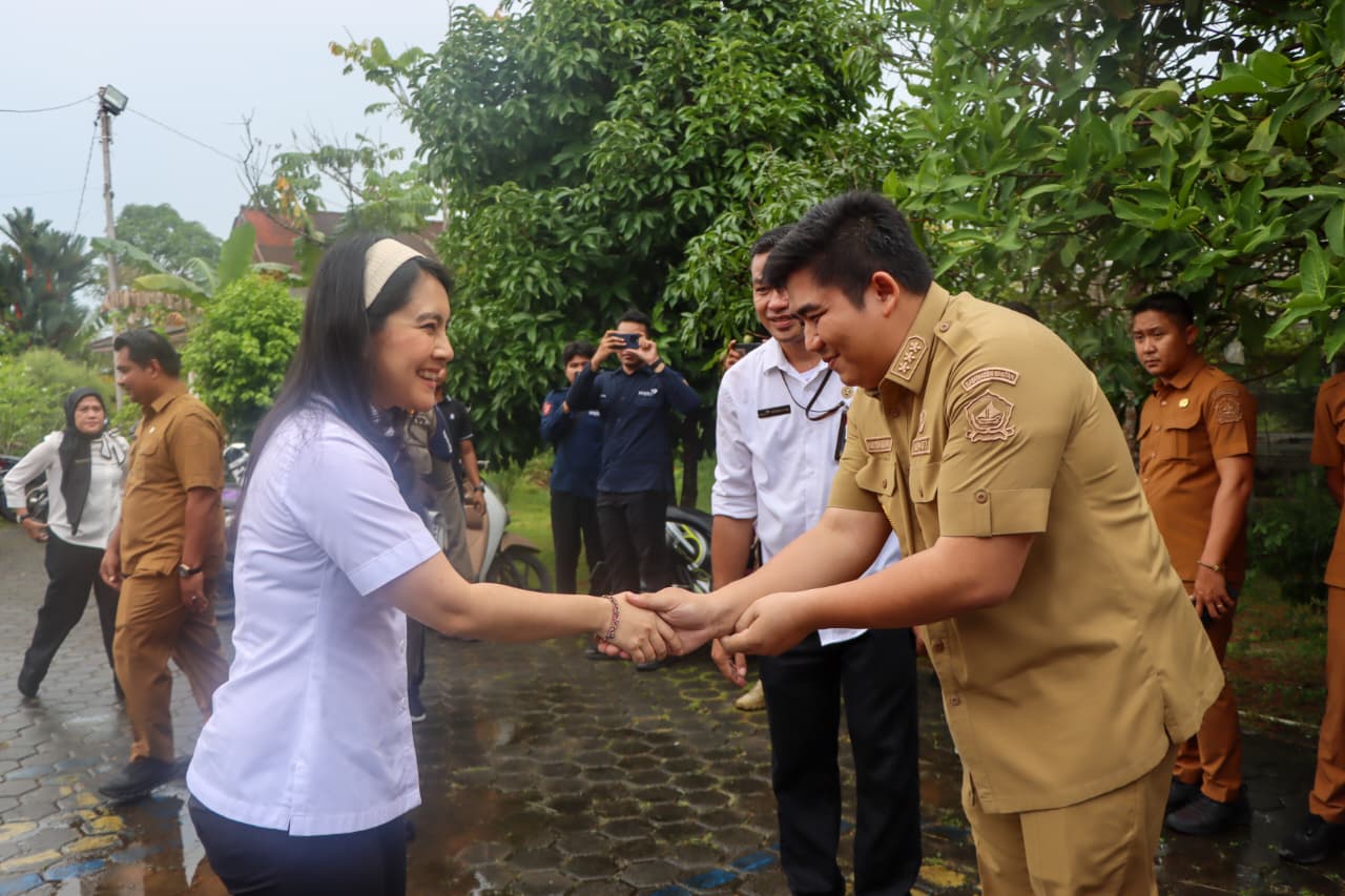 Wamen BKKBN dan Bupati Roby.jpeg2