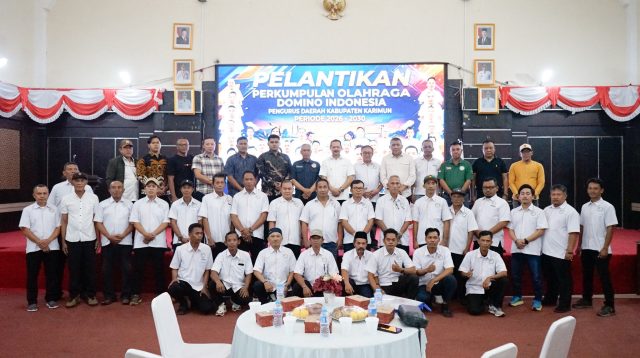 Kepala Seksi Teknologi Informasi dan Komunikasi Keimigrasian (TIKKIM) Imigrasi Kelas II TPI Karimun, Muhamad Arfat foto bersama usai pelantikan Pengurus Daerah (Pengda) Perkumpulan Olahraga Domino Indonesia (PORDI) Kabupaten Karimun Masa Bakti 2026–2030 di Gedung Nasional, Sabtu (25/7) sore. (Foto: Nov)