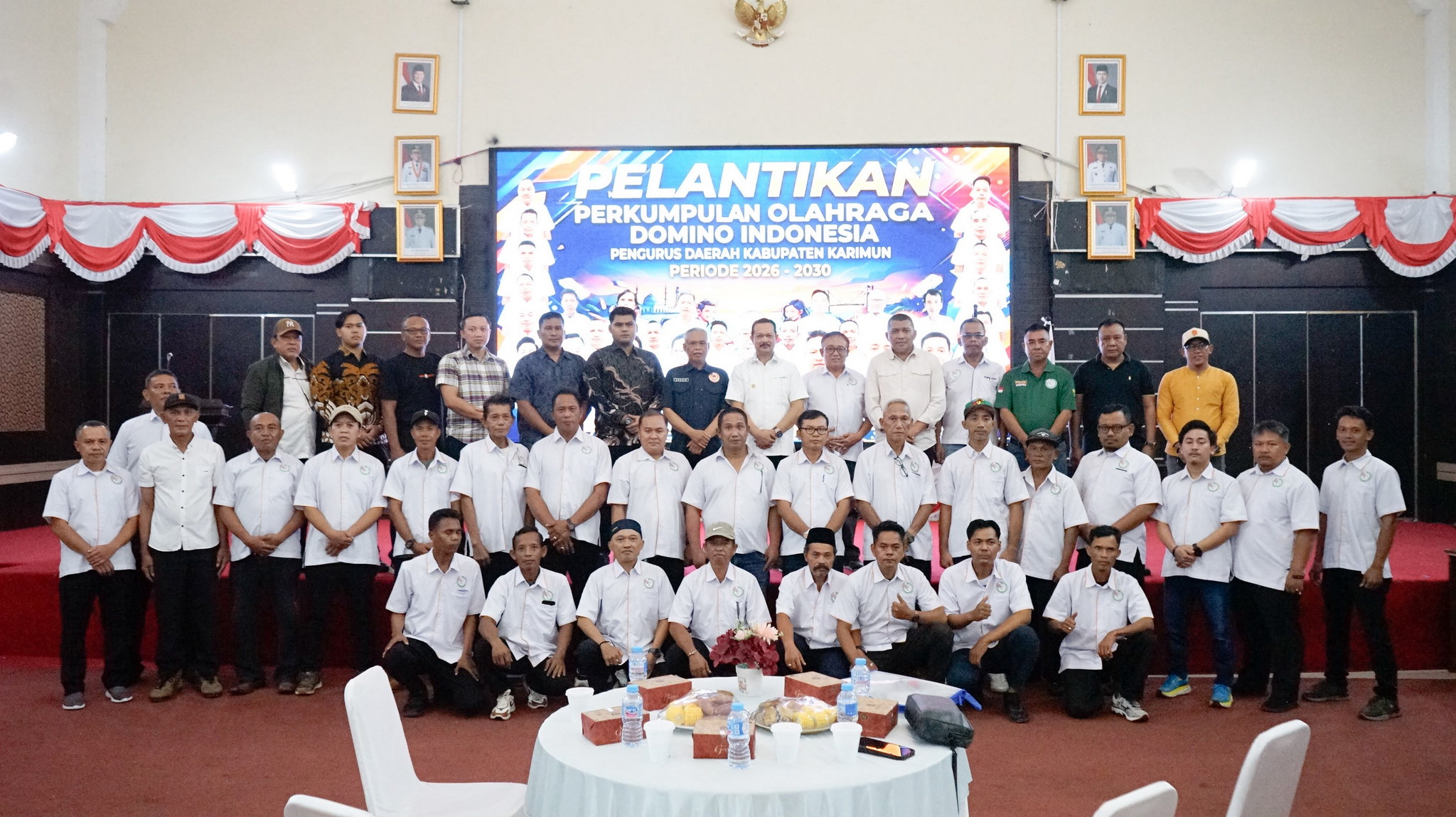 IMG-20260725-WA0079-picsay Kepala Seksi Teknologi Informasi dan Komunikasi Keimigrasian (TIKKIM) Imigrasi Kelas II TPI Karimun, Muhamad Arfat foto bersama usai pelantikan Pengurus Daerah (Pengda) Perkumpulan Olahraga Domino Indonesia (PORDI) Kabupaten Karimun Masa Bakti 2026–2030 di Gedung Nasional, Sabtu (25/7) sore. (Foto: Nov)